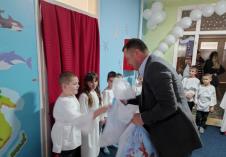 2024-12-27 16_44_47-Новогодишњи пакетићи, дар председника Вучића, подељени деци предшколских установ.png