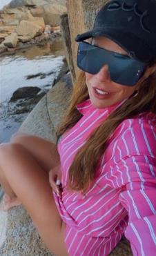 Andrea Sanšajn u rozom odelu na stenama