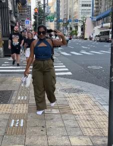 Simran Džain u belim čarapma hodala Japanom (2).png