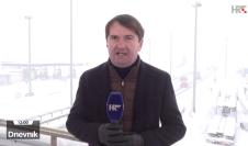 čovek mokri pored kamiona (1).jpg