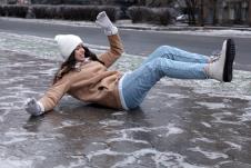 Devojka se okliznula po poledici i pala