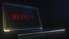 Netflix logo na ekranu laptopa