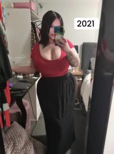 Ameliji Pejdž neprestano rastu grudi (2).jpg