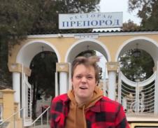 Amerikanac jede hranu iz Zabele (4).png