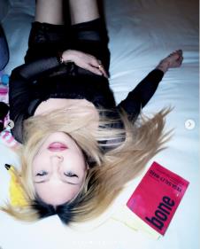 Madona u spavaćoj sobi okružena stvarima sa noćnog stočića 5.png