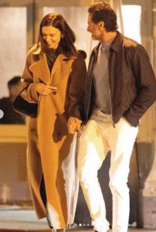 Hju Džekmen i Suton Foster ozvaničili su vezu