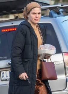 Bela Gibson optužena je da lagala svet da se izlečila od neizlečive bolesti 4.png