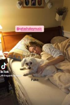 Keba snimao ćerku, Nataša u bademantilu