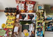 Sofi Đuel-Anderson se hrani u kontejeneru (7).png