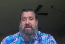 Bred Evel u havajskoj košulji