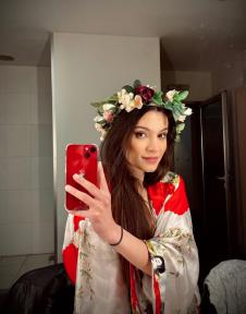 Ksenija Repić sa vencem na glavi i kimonou