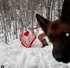 Bela Hadid u bikiniju na snegu 9.png