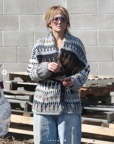 Dženifer Lopez u džemperu koji skoro svaka Srpkinja ima 8.png