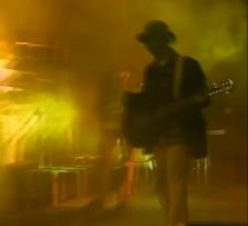 Prljavo kazalište izvodi pesmu Tu noć kad si se udavala