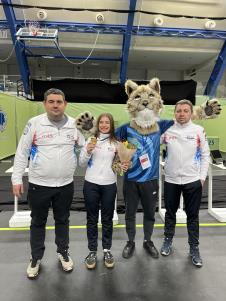 Anastasija_Zivkovic_zlato_solo_Talin_sa_trenerima_reprezentacije_Manojlovicem_i_Ikerom.jpg