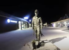 Sajmon Vilson posetio Longjerbijen 4.png