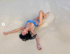 Nikol Šerzinger na plaži na Havajima 6.jpg