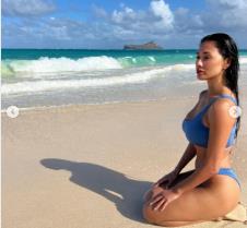 Nikol Šerzinger na plaži na Havajima 5.png