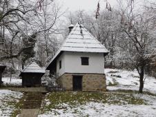 TRŠIĆ - Kod Vukove spomen-kuće.JPG