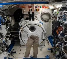 astronaut se oblači (2).png