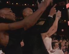 Arijana Grande haljina telefon Oskar (3).png