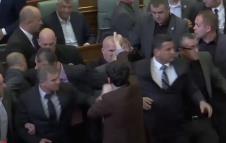 OVU SRAMAN ČIN KURTIJA JE SRPSKA OPOZICIJA OPONAŠALA: Pogledajte kako je leteo suzavac u tzv. Skupšt