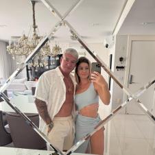 Debora i Anderson Peiksoto prave selfi u ogledalo