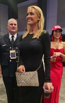 Jedan od najvećih svih vremena se skrasio pored lepe plavuše