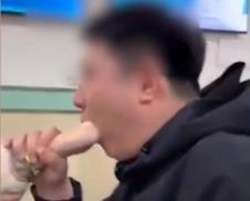 Devojka zaglavila dečku ruku u usta 5.png