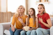 gledanje filma shutterstock_2396732893.jpg