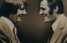 Blizanci Džim jedno naspram drugog