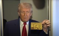 Donald Tramp zlatna kartica.jpg