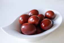 Uskršnja jaja ofarbana u lukovini