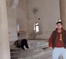 2025-04-16 10_14_48-🇬🇷 Grčka Info 🇬🇷 _ CRKVA KOJA PRKOSI ZAKONIMA FIZIKE! 🤯 Crkva u selu Ropoto.png