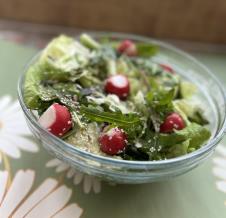 Salata od maslačka u staklenoj posudi