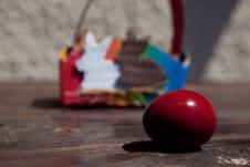 Crveno uskršnje jaje na drvenom stolu