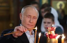 Vladimir Putin pali sveću