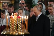 Vladimir Putin se krsti ispred sveće koja gori