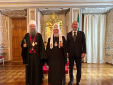Patrijarh Porfirije, patrijarh Kiril, ministar Popović.jpg