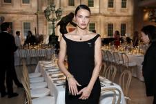 Adrijana Lima u crnoj haljini u restoranu