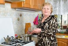 Žena kuva u kuhinji