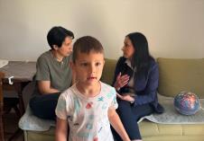 Министарка  Јелена Жарић Ковачевић посетила мохрану мајку петогодишњег детета са аутизмом Миросавку Панић 7.jpg