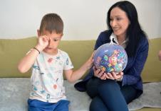 Министарка  Јелена Жарић Ковачевић посетила мохрану мајку петогодишњег детета са аутизмом Миросавку Панић.jpg