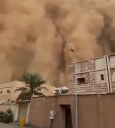 2025-05-05 19_20_07-NEXTA on X_ _🌪️Sandstorm apocalypse in Saudi Arabia — a powerful storm has slam.jpg