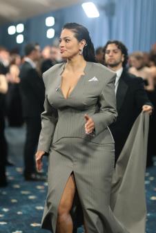 Ešli Grejem u moćnoj haljini inspirisanoj odelom iz devedesetih na Met Gali 2025 – spoj elegancije, snage i savršenog kroja.

 profimedia-0995511746.jpg