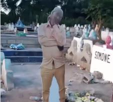 Groblje sa figurom pokojnika 1.png