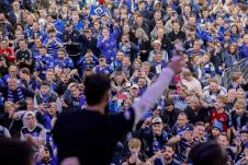 Nestvarne scene! Hiljade navijača uletelo na teren da slavi, nastao je haos