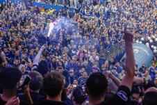 Nestvarne scene! Hiljade navijača uletelo na teren da slavi, nastao je haos