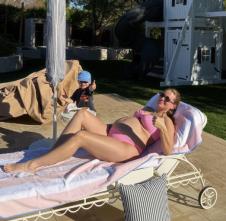 Trig Kiser, sin TikTok influenserke pored bazena