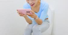 korišćenje mobilnog u toaletu shutterstock_2121565892.jpg